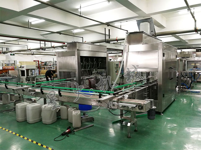 稱重式液體肥料灌裝機設(shè)備展示